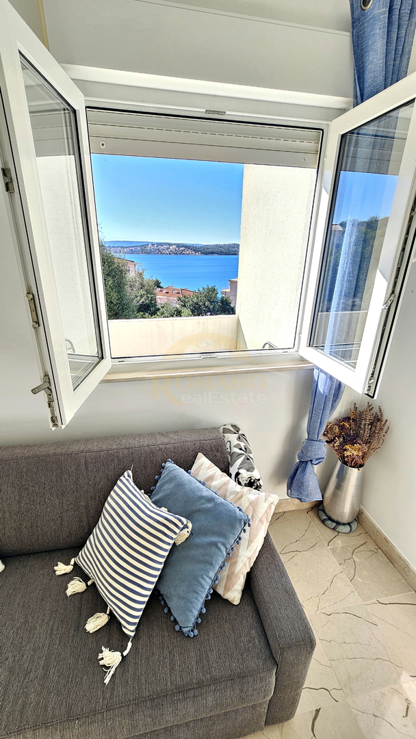 Prostoren dvosobni stan z odprtim pogledom na morje – Trogir, Balan